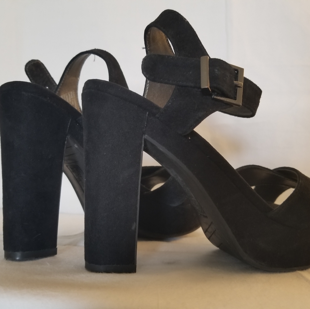 Heels - Picture 3 of 3